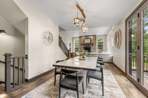 Dining - Stunning Lake House on the shores of Lake DuBay (Mosinee)