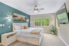 5 bedrooms, desk, WiFi, bed sheets - Stunning Lake House on the shores of Lake DuBay (Mosinee)