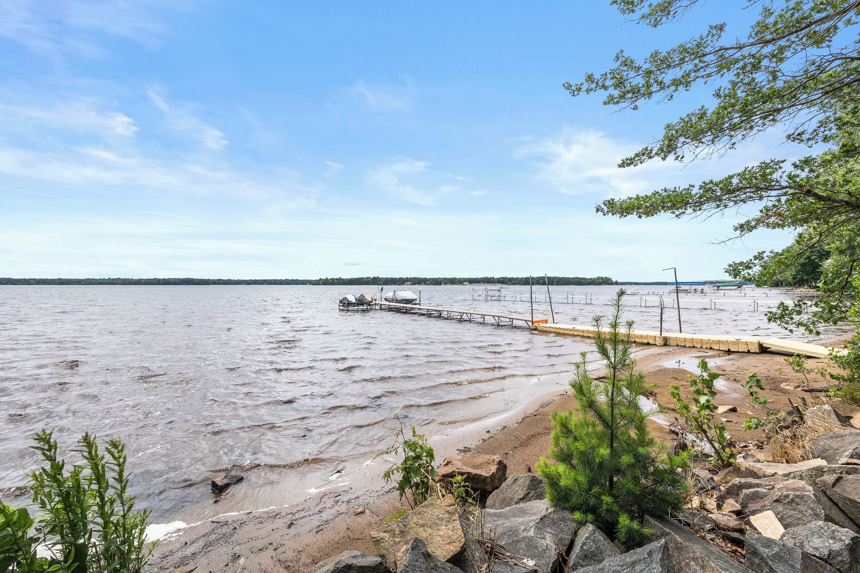 Nära stranden och solstolar
