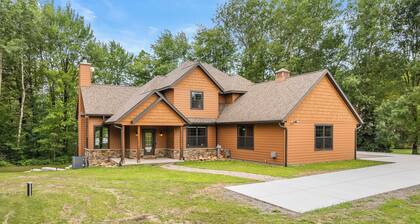 Stunning Lake House on the shores of Lake DuBay