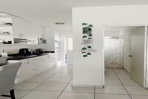 Refrigerador, microondas, placa de cocina, cafetera/tetera