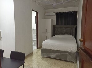 クラシック スタジオ | バスルーム | シャワー、タオル、石鹸、トイレットペーパー
