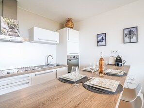 Kühlschrank, Ofen, Geschirrspüler, Kochgeschirr/Geschirr/Besteck