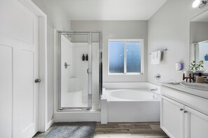 Douche, sèche-cheveux, serviettes fournies, savon