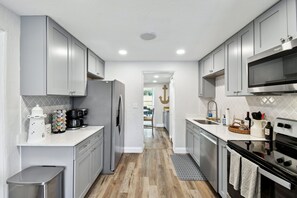 Microondas, horno, placa de cocina, lavavajillas