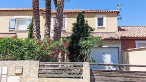 Un edificio con tejado de tejas, pared de piedra y puerta de madera.
