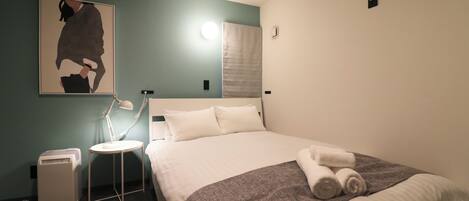 Espacio para trabajar con laptop y tabla de planchar con plancha