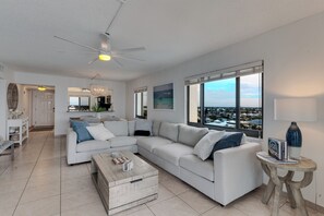 TV connectée, livres, médiathèque, vidéothèque