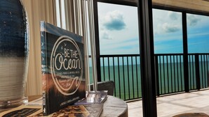 Ein Buch mit dem Titel „Be the Ocean“ auf einem Tisch mit Blick aufs Meer.