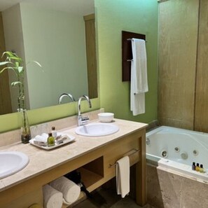 Sèche-cheveux, serviettes fournies, savon, papier toilette