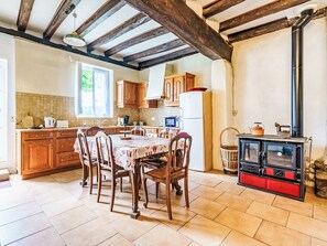 Jääkaappi, mikroaaltouuni, keittoastiat/astiat/ruokailuvälineet