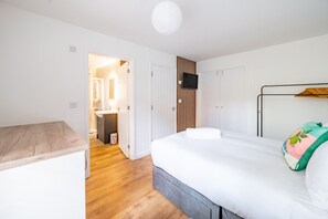 4 bedrooms, desk, iron/ironing board, free WiFi