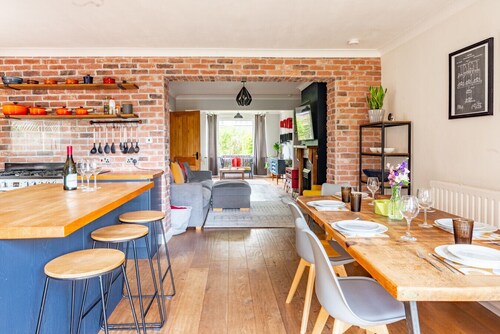 Swift Host | 3 Bed | Outskirts of Norwich | Parking | Garden