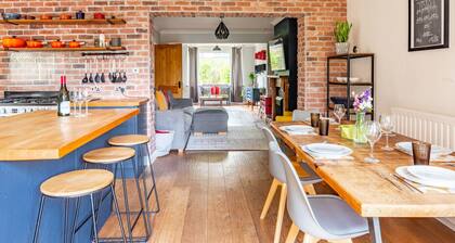 Swift Host | 3 Bed | Outskirts of Norwich | Parking | Garden