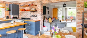 Swift Host | 3 Bed | Outskirts of Norwich | Parking | Garden
