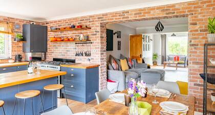 Swift Host | 3 Bed | Outskirts of Norwich | Parking | Garden