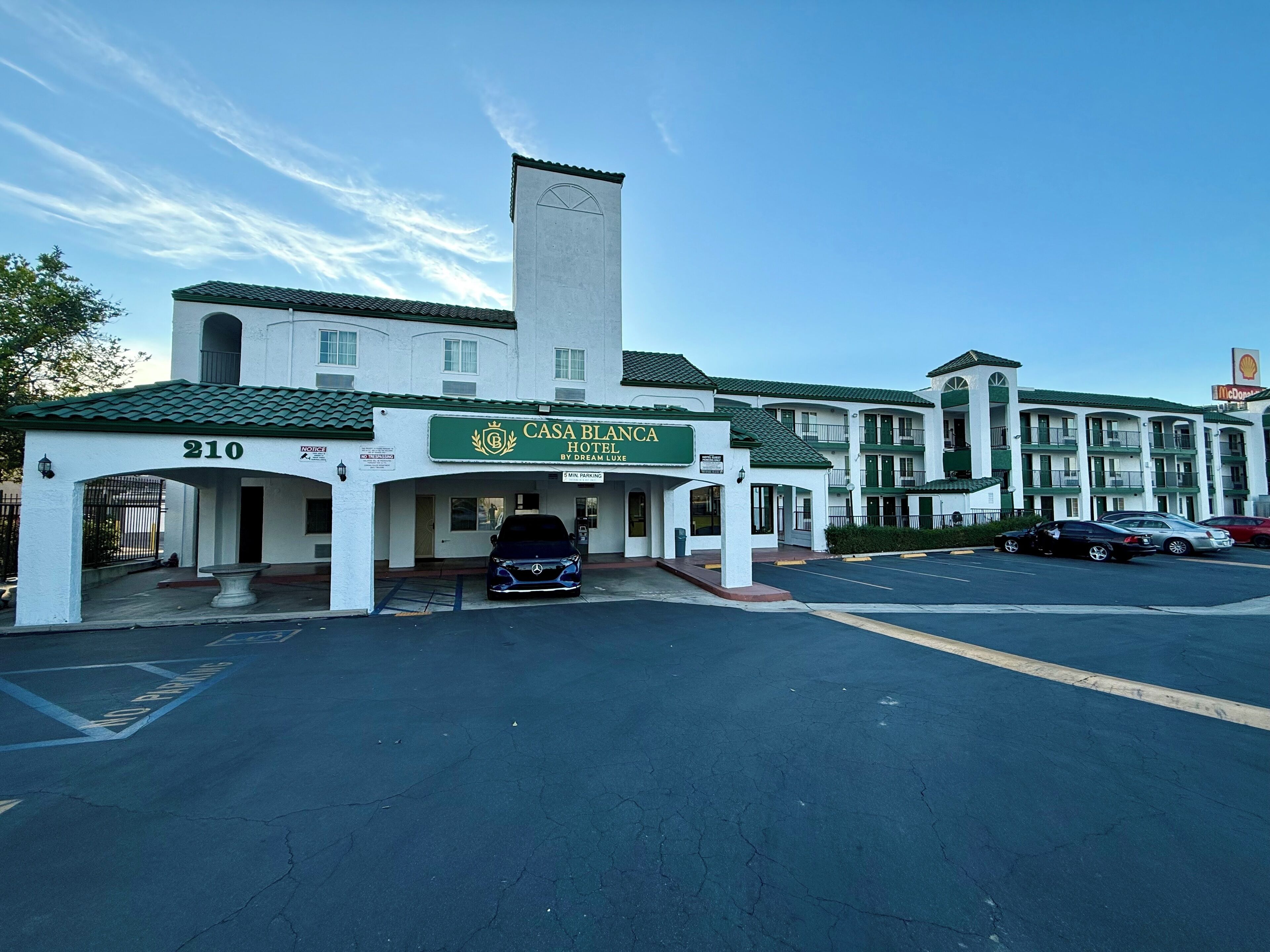 Vista frontal de la propiedad