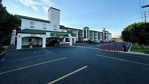 Front of property - Casa Blanca Hotel - Corona (Corona)