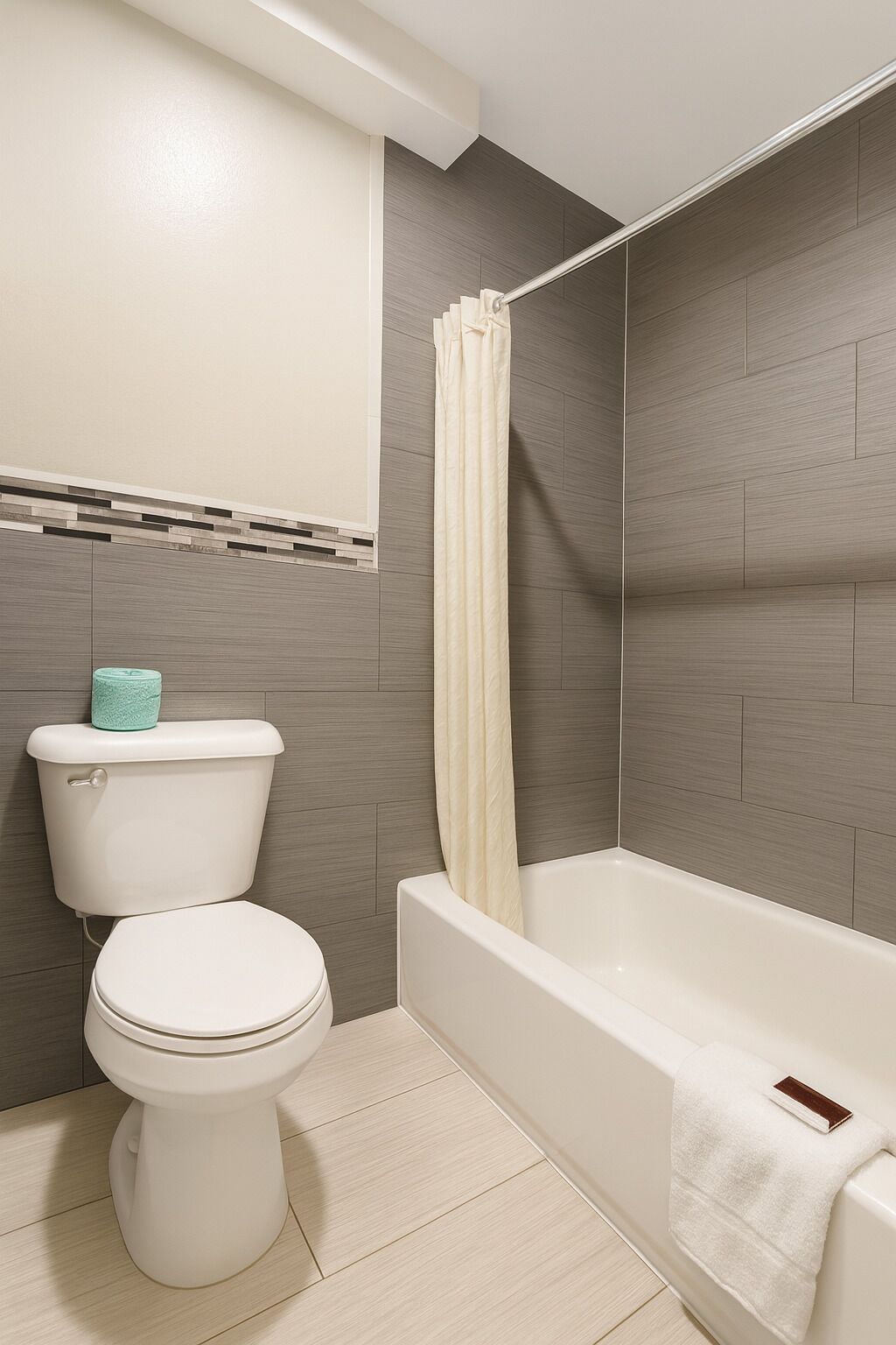 Serviettes fournies, savon, shampoing, papier toilette
