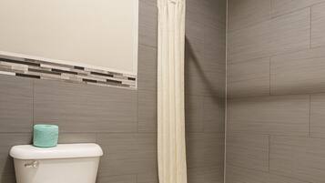 Serviettes fournies, savon, shampoing, papier toilette