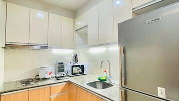 Täysikokoinen jääkaappi, mikroaaltouuni, liesi