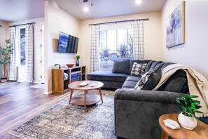 تلفزيون ذكي، مدفأة، مكتب