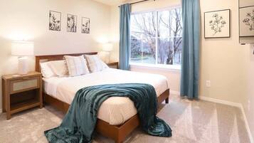 6 bedrooms, desk, iron/ironing board, travel crib