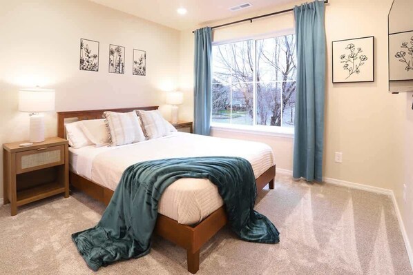 6 bedrooms, desk, iron/ironing board, travel cot