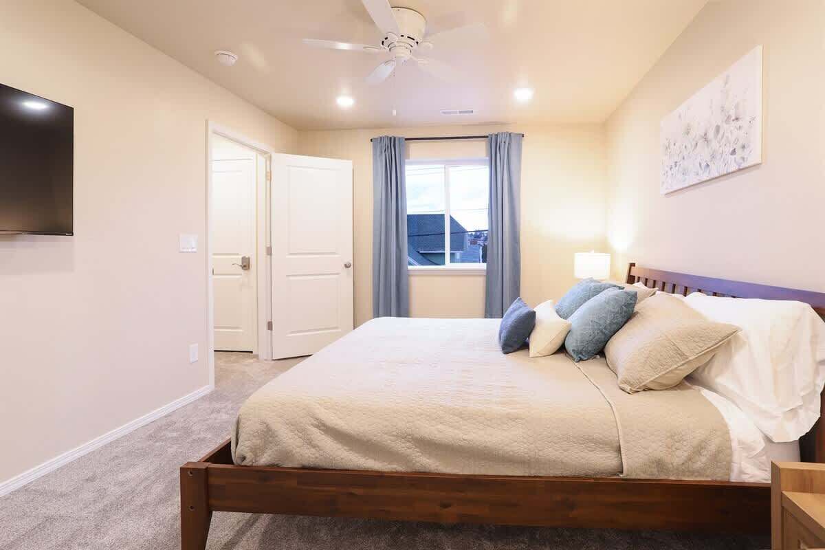 6 habitaciones, escritorio y tabla de planchar con plancha 