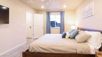 6 bedrooms, desk, iron/ironing board, travel crib