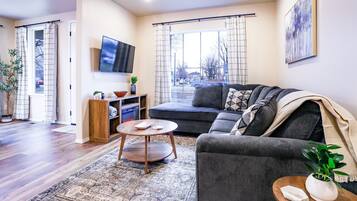 Smart-TV, Kamin, Bücher