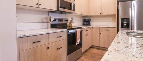 Refrigerador, microondas, horno, placa de cocina