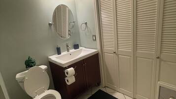 Hårtørrer, håndklæder, Toiletpapir
