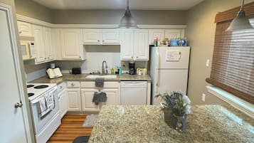 Mikrobølgeovn, ovn, kokeplater og oppvaskmaskin