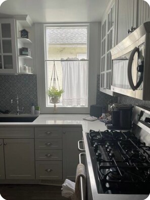 Micro-ondes, four, plaque de cuisson, lave-vaisselle