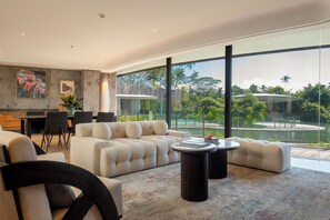 Family Penthouse | Living area | 50-inch flat-screen TV with cable channels, Netflix, smart speakers - Bumi Kinar Skylight (Ubud)