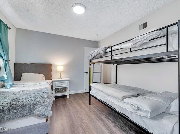 5 bedrooms, iron/ironing board, WiFi, bed sheets