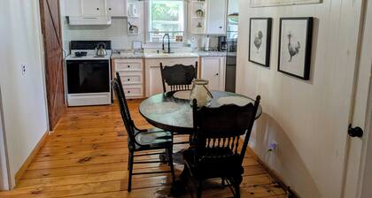Charming 2-bedroom house with AC, WiFi; Blue Roof on Jackson Street