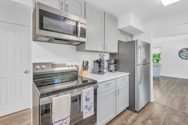 Kylskåp, mikrovågsugn, ugn och spishäll