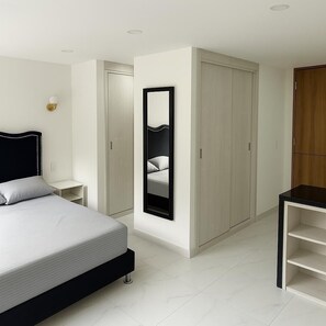 1 quarto, cofres nos quartos, ferros/tábuas de passar roupa