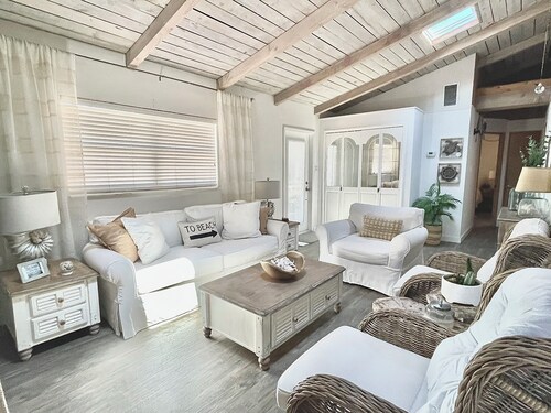 Charming 2-bedroom Beach Cottage Steps from the Sand!
