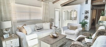 Charming 2-bedroom Beach Cottage Steps from the Sand!