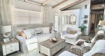 Charming 2-bedroom Beach Cottage Steps from the Sand!