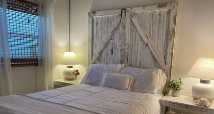 Charming 2-bedroom Beach Cottage Steps from the Sand!