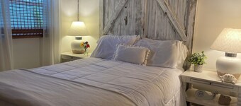 Charming 2-bedroom Beach Cottage Steps from the Sand!