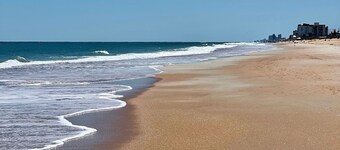 Charming 2-bedroom Beach Cottage Steps from the Sand!