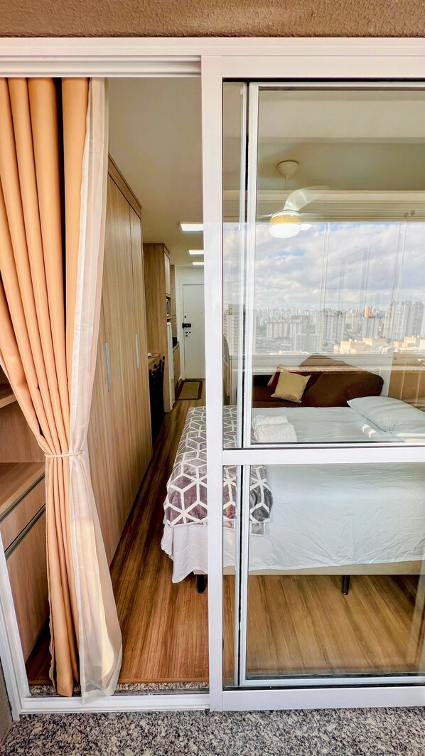 Iron/ironing board, WiFi, bed sheets