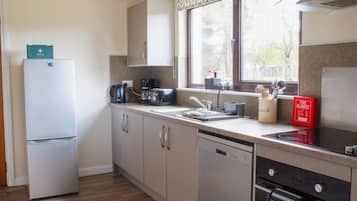 Jääkaappi, mikroaaltouuni, uuni, keittoastiat/astiat/ruokailuvälineet