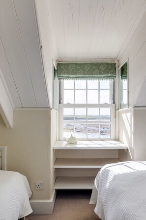 5 bedrooms, WiFi, bed sheets