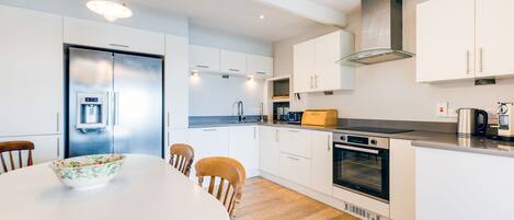 Fridge, dishwasher, coffee/tea maker